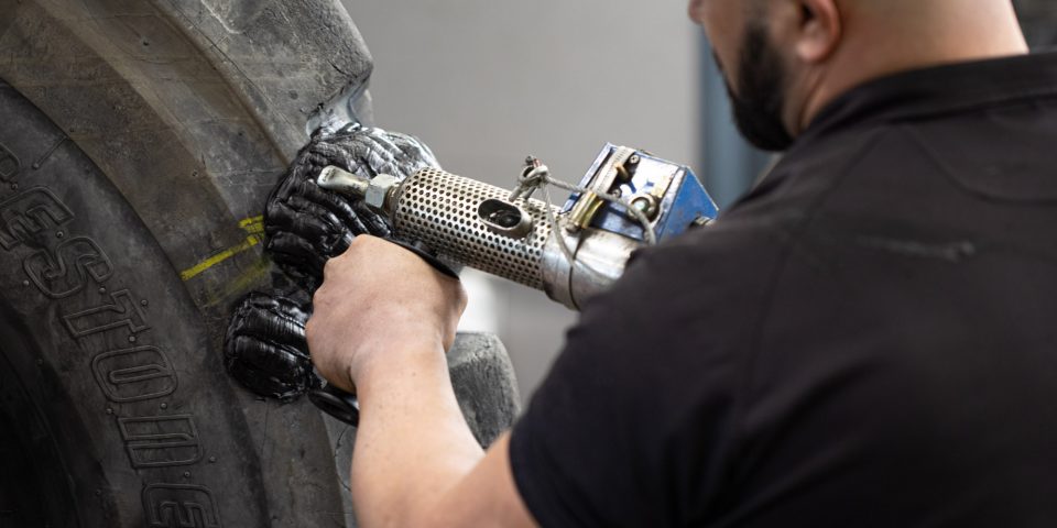 Heissreparatur von Industriereifen bei Reifen Jais